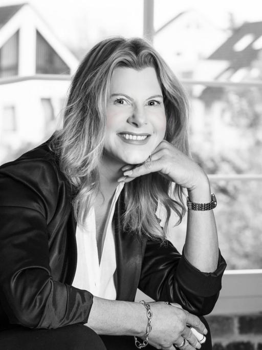 Rechtsanwältin Anja Riemann-Uwer. LL. M. | Partnerin Frau Rechtsanwältin Riemann-Uwer ist Partnerin der Kanzlei SCHULTE.| Rechtsanwälte. Als Fachanwältin für Strafrecht vertritt und berät sie Geschädigte im Nebenklage- und Opferrecht bundesweit.